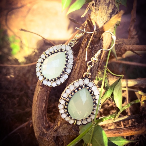 Vintage Elegant Harriet Stone Tear Drop Earrings - Picture 6 of 7